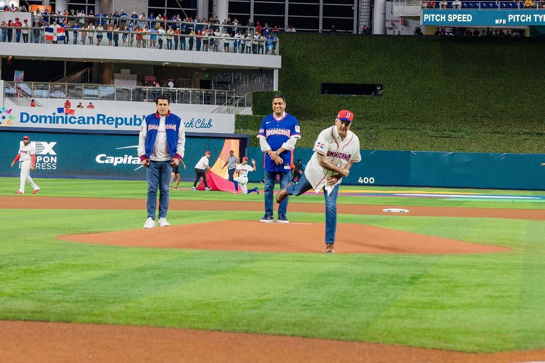 VIDEO/ Abinader realiza lanzamiento de honor previo al debut victorioso de RD en el CMB