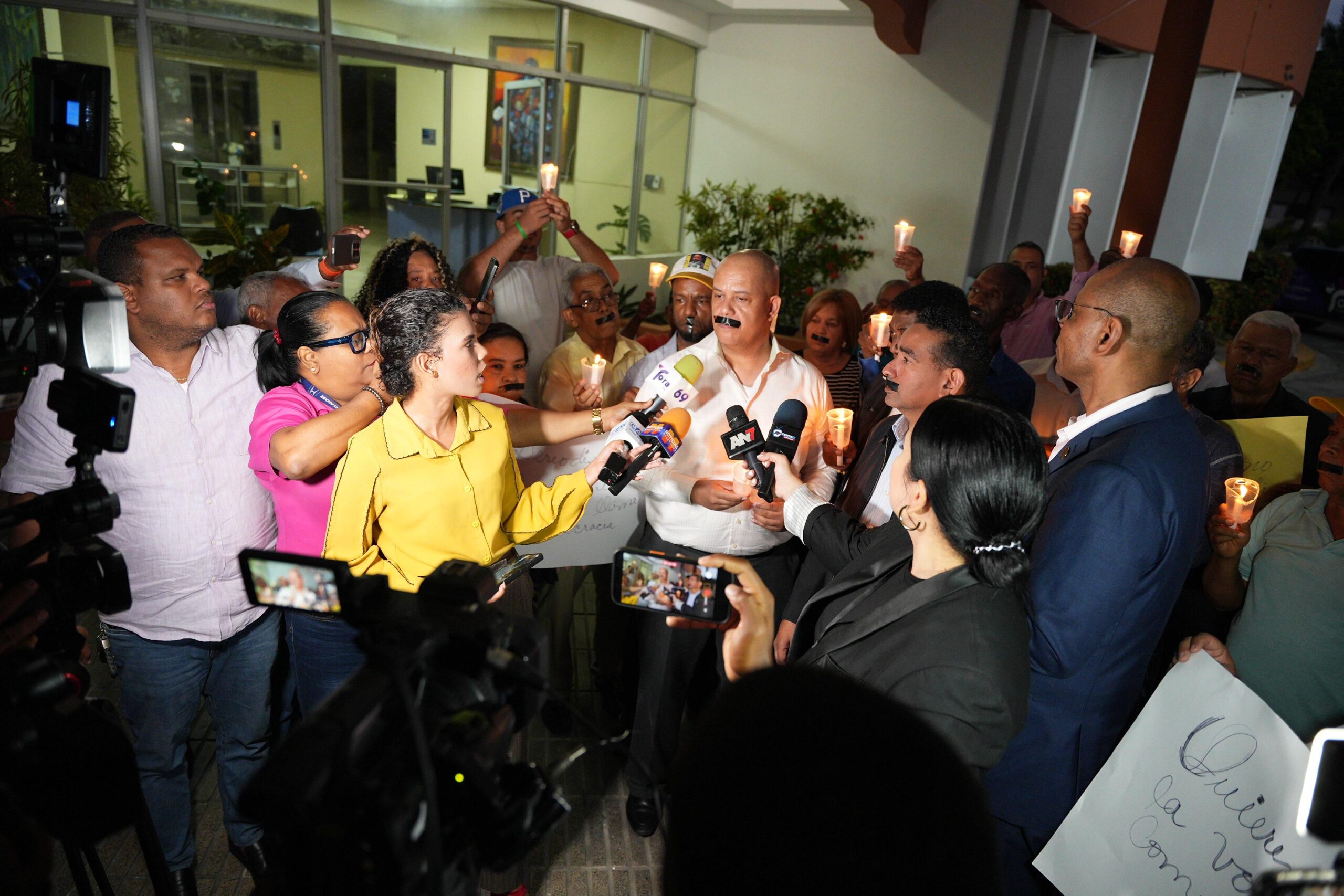 Gremios periodísticos protestan con encendido de velas pancartas y tape color negro en la boca por decisión de jueza contra Nelson Gutiérrez