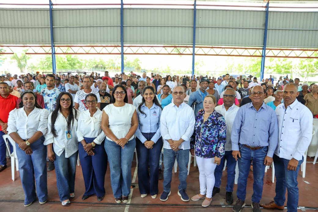 1.La subdirectora de superación de la pobreza, Addys Then junto a las autoridades locales y familias beneficiarias de los subsidios sociales de Elías Piña.