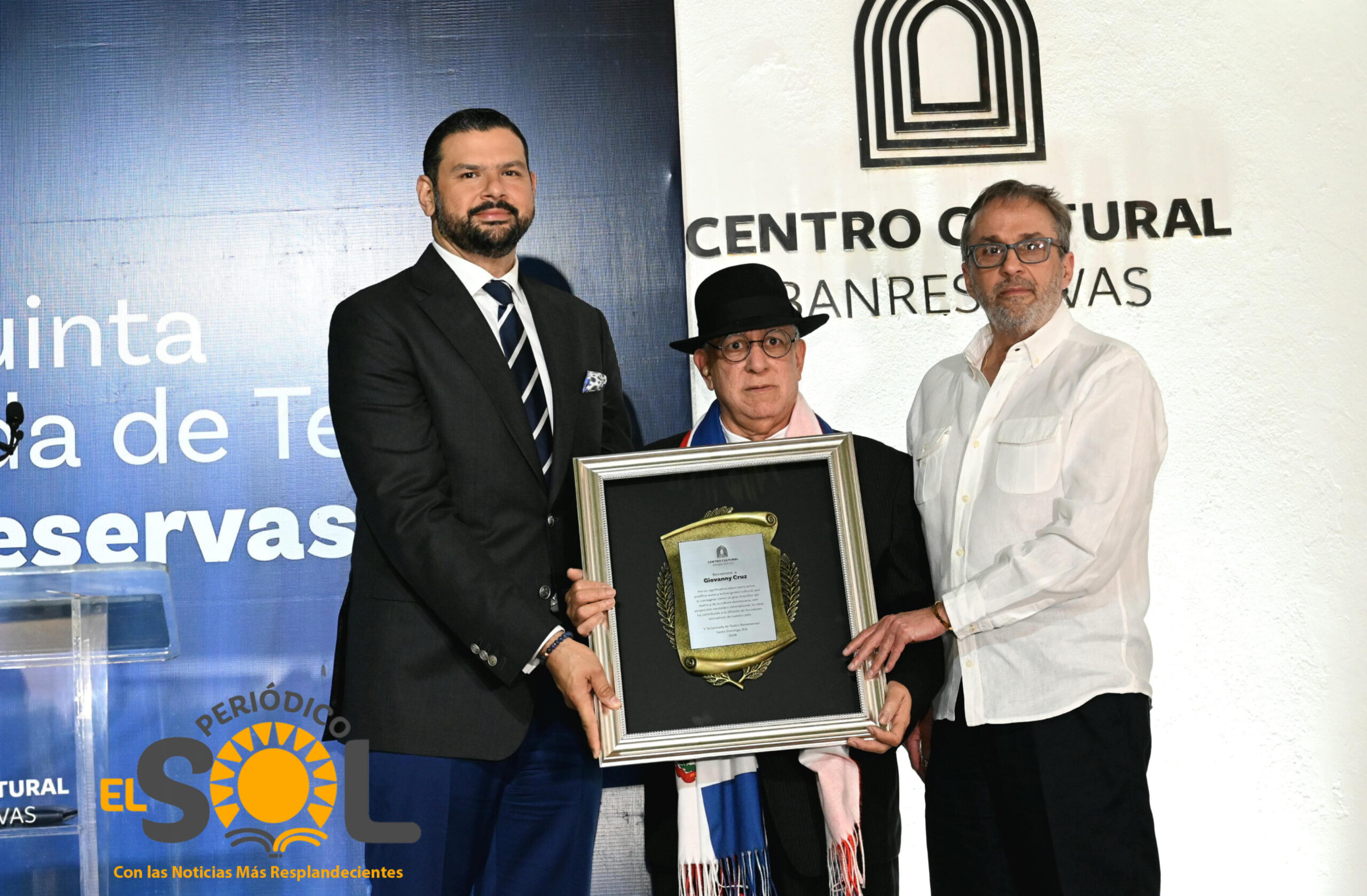 Banreservas reconoce a Giovanny Cruz por su trayectoria y aportes a la escena dominicana