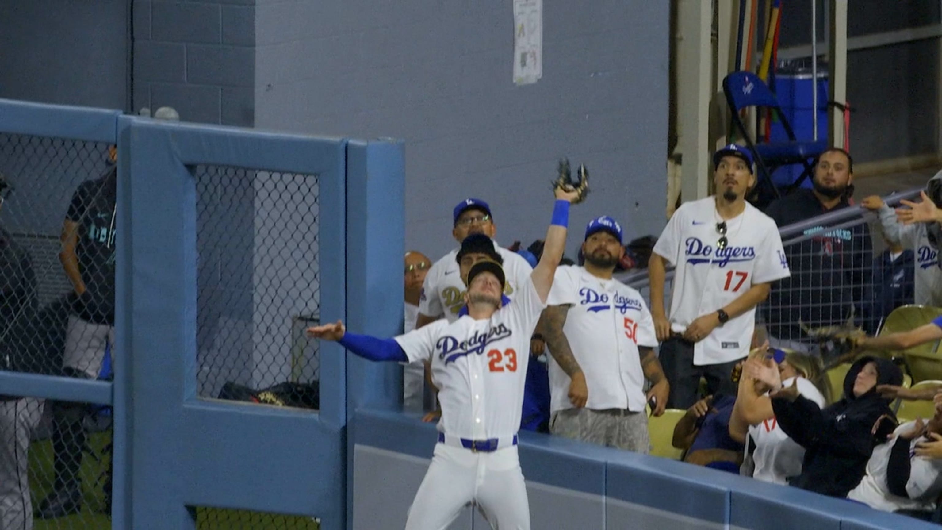 Tucker se roba un jonrón