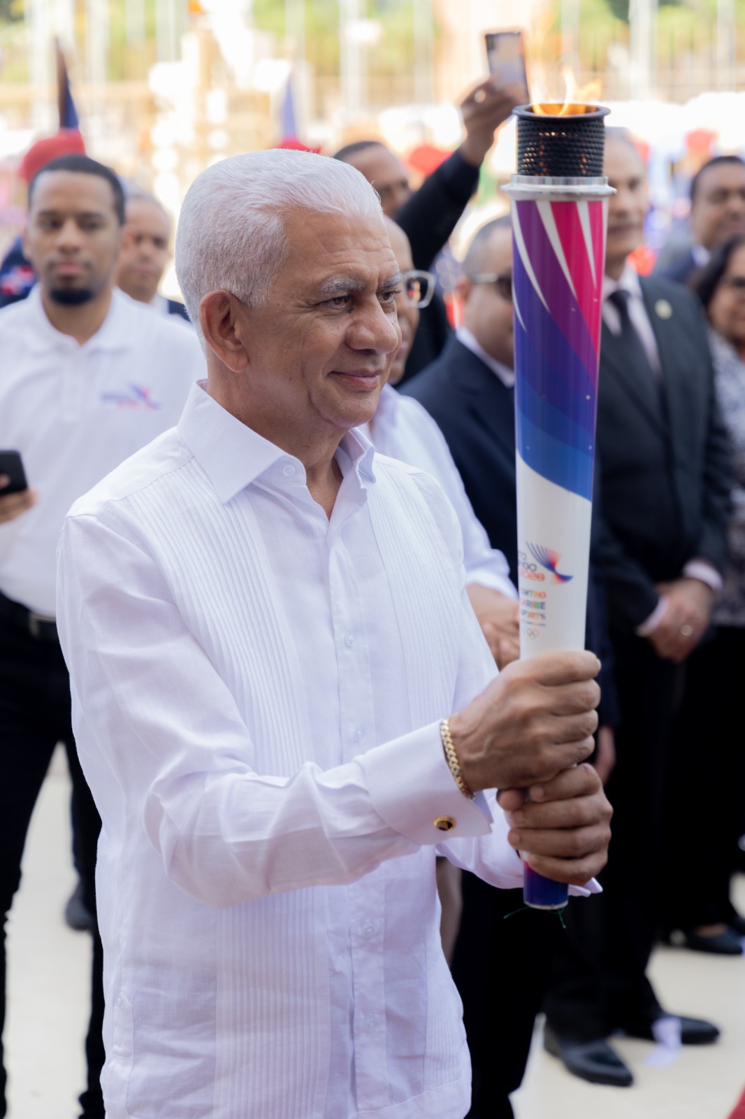 Presidente del Senado recibe antorcha de los XXV Juegos Centroamericanos y del Caribe Santo Domingo 2026