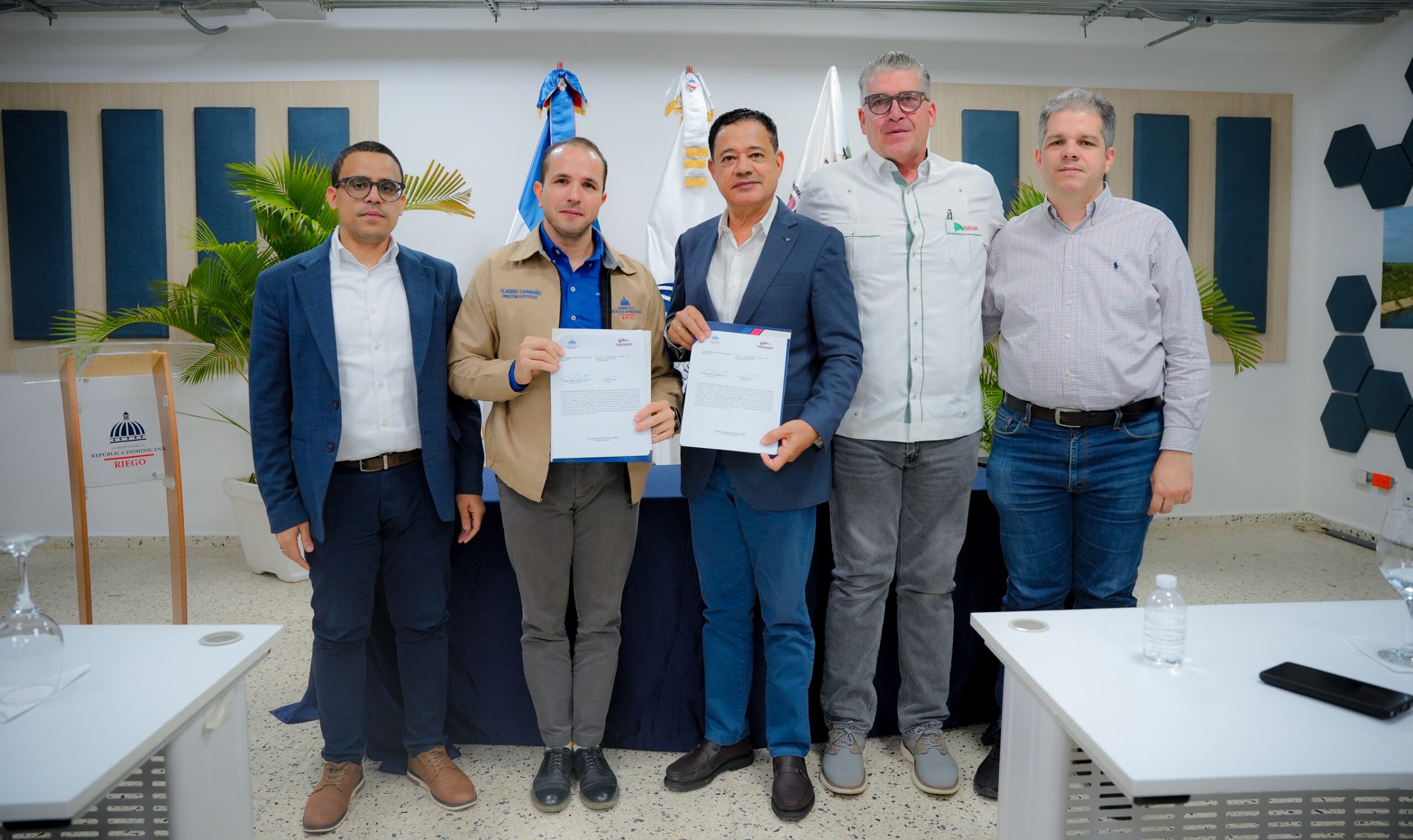 Claudio Caamaño, director de TNR, junto a los representantes de Confenagro