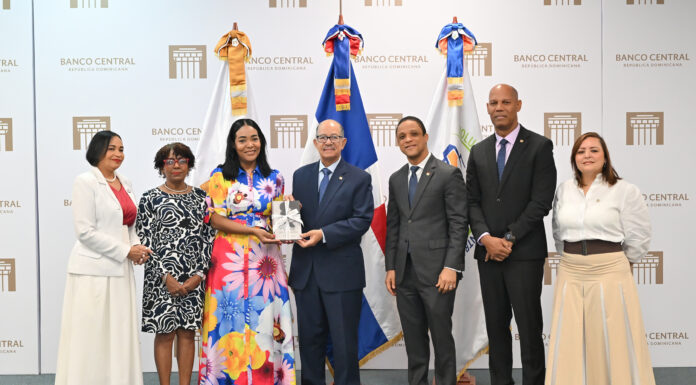 BCRD dona obras literarias a la Biblioteca Abigaíl Mejía, del Ministerio de la Mujer