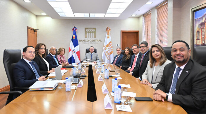 Valdez Albizu recibe al consejo de directores de LIDAAPI