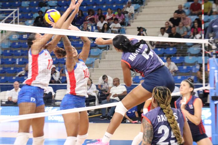 Dayana Martinez realiza un remate