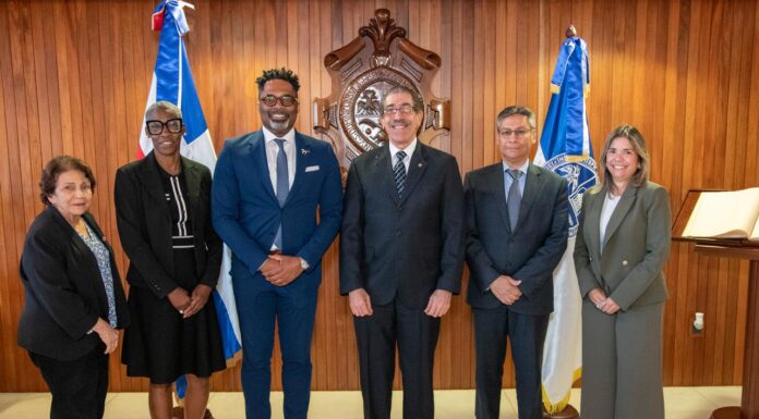 UASD RECIBE VISITA DE COMISIÓN DEL BRONX COMMUNITY COLLEGE