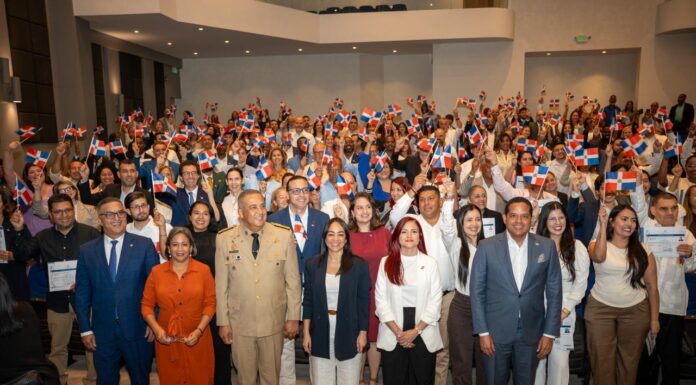 Faride Raful encabeza juramentación de nuevos dominicanos y destaca compromiso con la patria