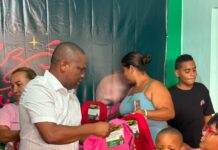 Regidor Alfredo Enriquez (CHEIN ) Entrega Utiles Escolares en Santo Domingo Norte