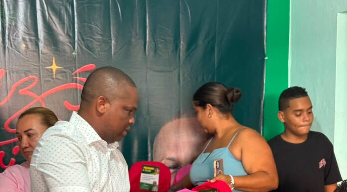 Regidor Alfredo Enriquez (CHEIN ) Entrega Utiles Escolares en Santo Domingo Norte