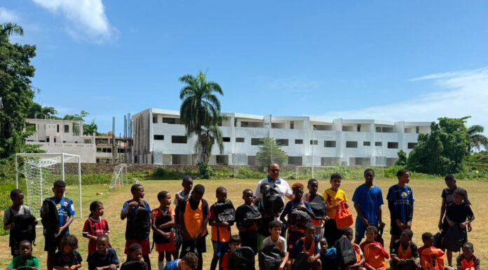 Abogado César Ruiz entrega mochilas a 2 mil niños de escasos recursos en Las Terrenas