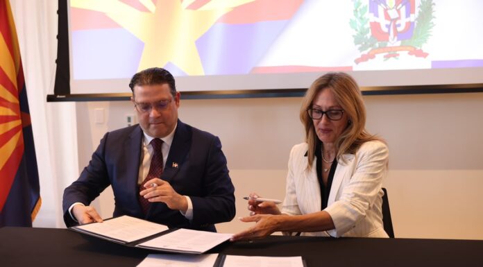 Ministro Yayo Sanz Lovatón firma alianza con Arizona para impulsar la industria de semiconductores