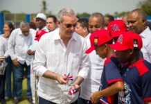 Presidente Abinader inaugura campo de béisbol Nelson Mateo en Pizarrete, Peravia, tras 26 años de espera; impactará a unas 5,000 personas