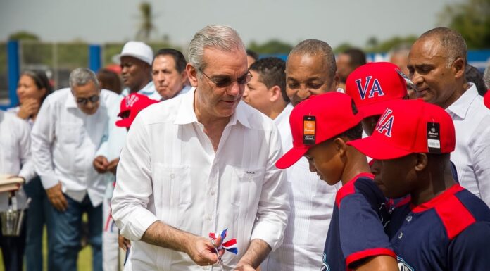 Presidente Abinader inaugura campo de béisbol Nelson Mateo en Pizarrete, Peravia, tras 26 años de espera; impactará a unas 5,000 personas