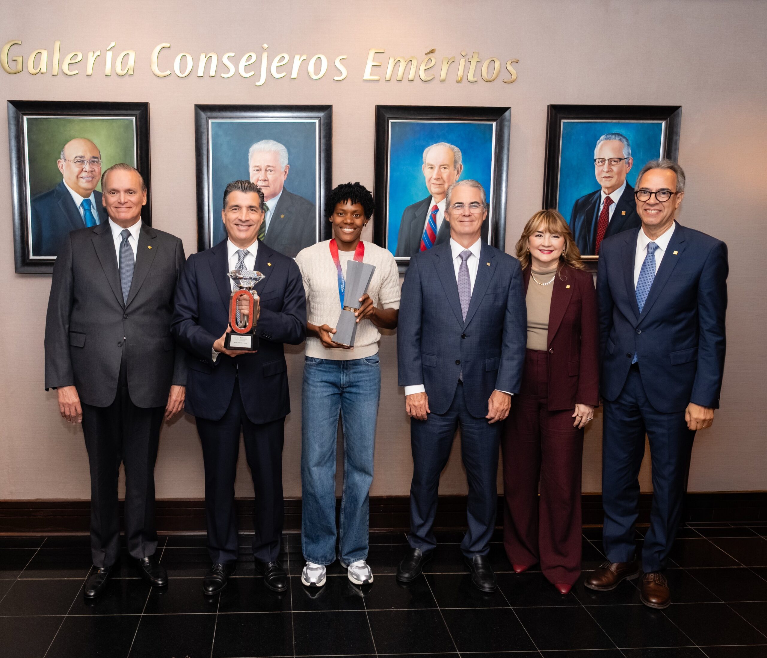 Banco Popular reconoce a Marileidy Paulino tras una histórica temporada en el atletismo mundial
