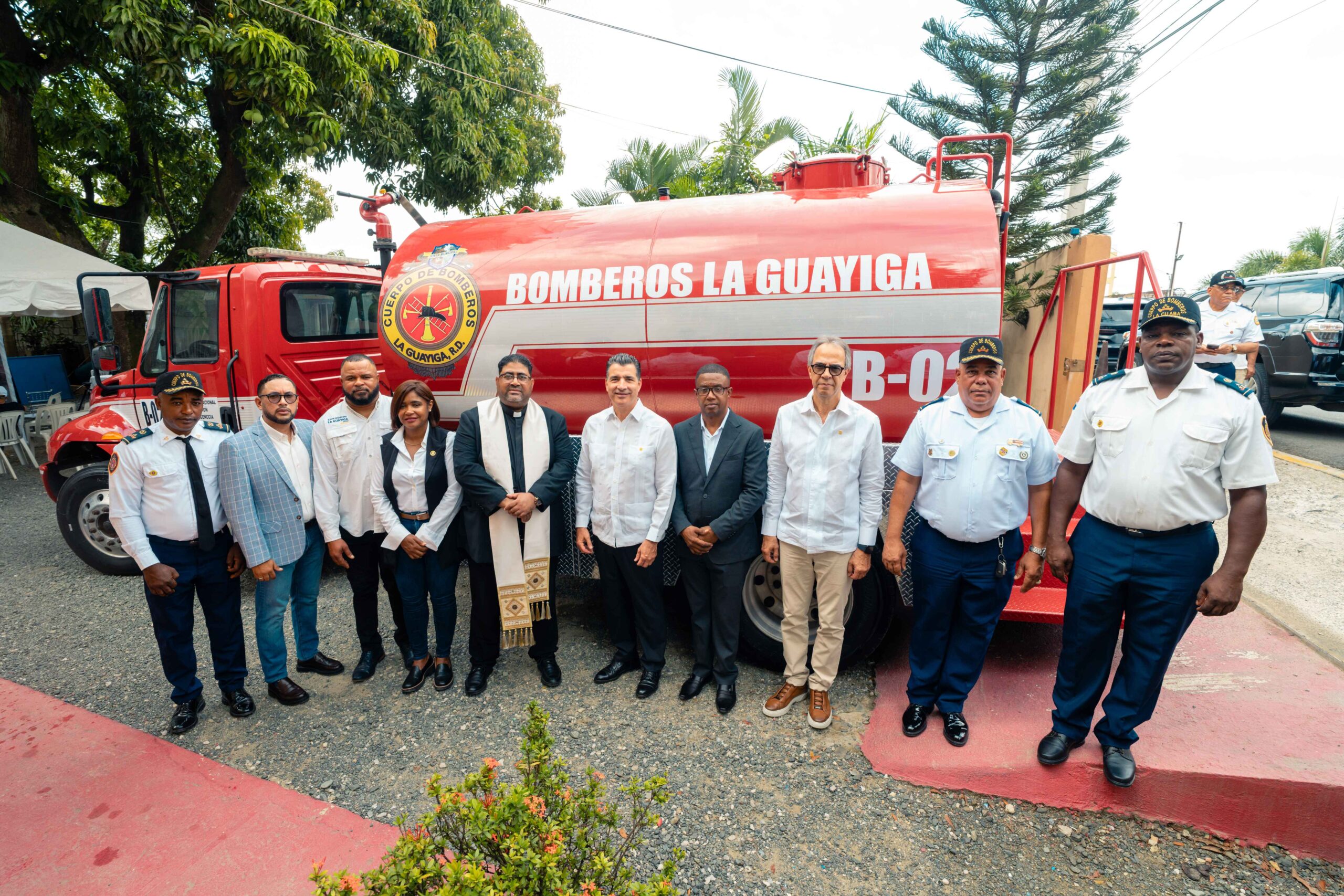 Banco Popular dona dos camiones de bomberos a La Guáyiga