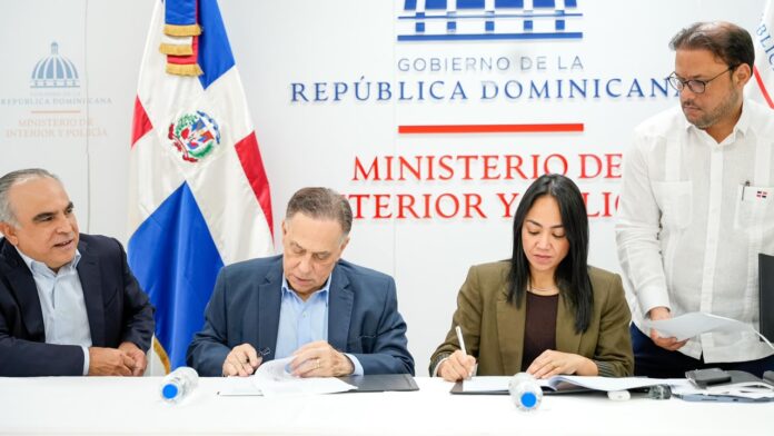 Firma de acuerdo Bomberos Haina