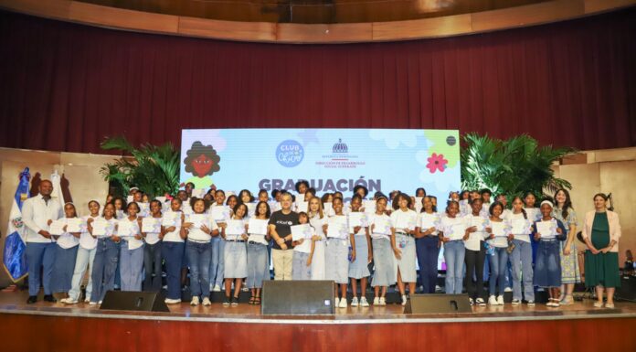 Más de 900 adolescentes de Santo Domingo y San Cristóbal se gradúan de los Clubes de Chicas de Supérate