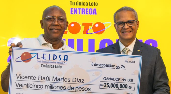 LEIDSA entrega 25 millones a agente inmobiliario ganador del Loto