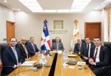 Valdez Albizu se reúne con delegación de funcionarios del FMI