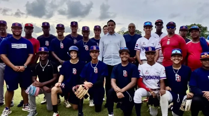 Nelson Cruz lleva mensaje de motivación y exhorta a la selección U15 a representar con orgullo al país