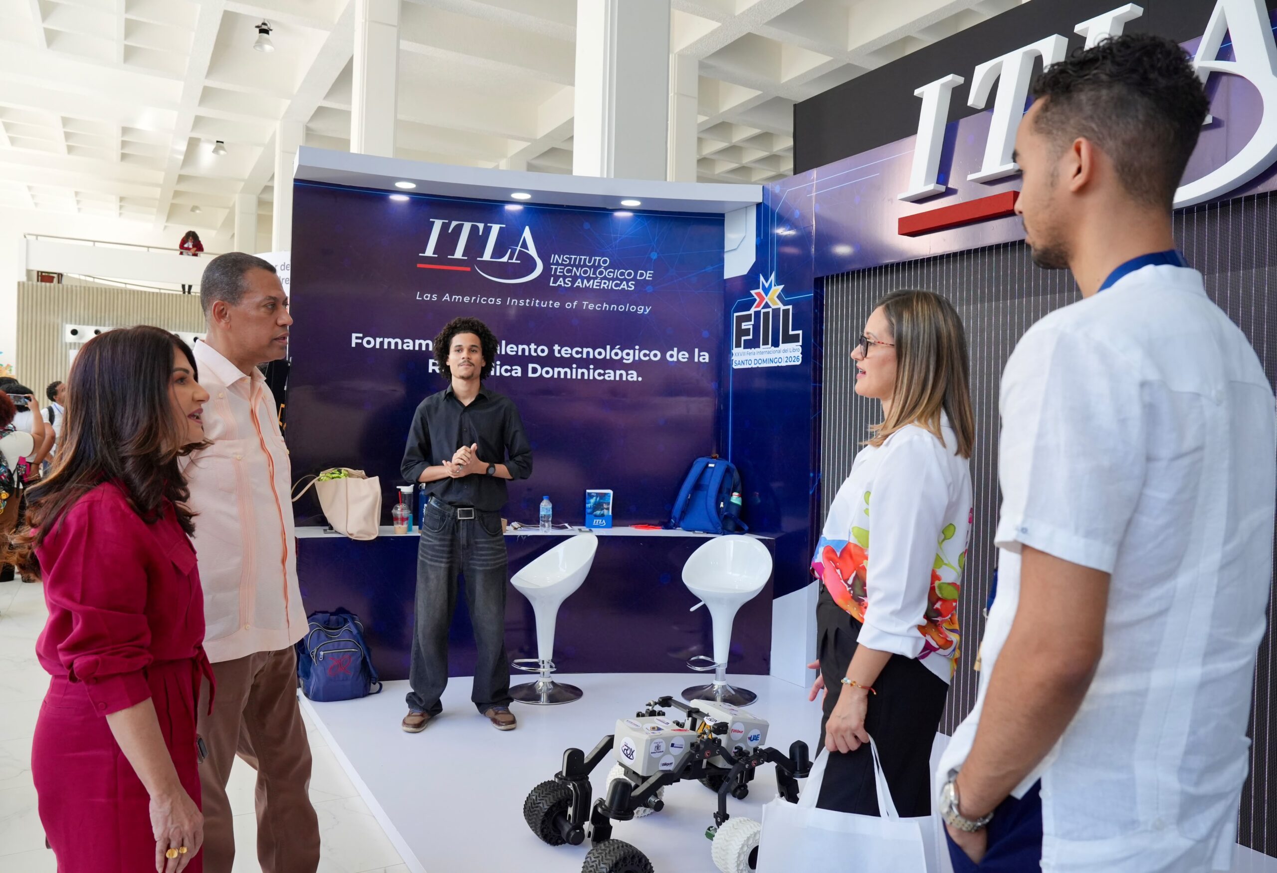 Presidente del Indotel recorre varios estands e invita a la ciudadanía a visitar la Feria del Libro 2026