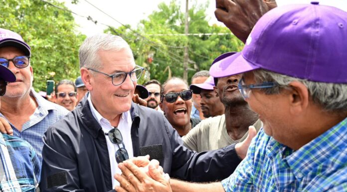 Gonzalo Castillo se compromete a llevar a los hogares de San Pedro de Macorís el agua que hoy se pierde