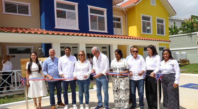 Presidente Luis Abinader y directora ejecutiva del INAIPI, Xiomara Guante, inauguran el CAIPI Canastica, en San Cristóbal.