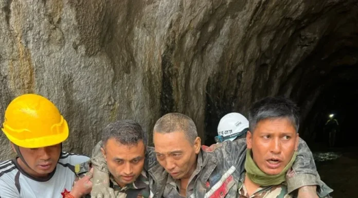 Rescatan con vida a dos personas 11 días después de las riadas en Nepal