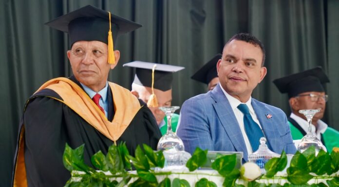 Director del SNS destaca formación de profesionales en UTECO y propone oportunidades para graduados con honores en la Red Pública de Salud