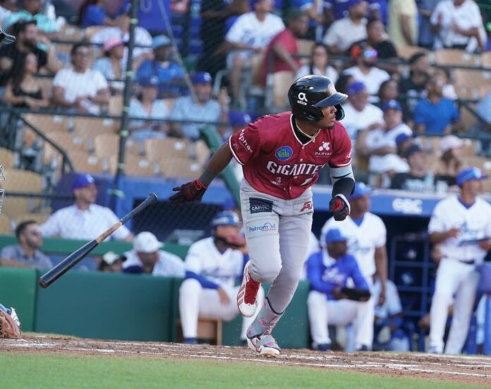 El novato Jefferson Rojas en el momento que conecta su primer cuadrangular de dos que disparó este sábado en la victoria de los Gigantes del Cibao 7-1 ante los Tigres del Licey en el estadio Quisqueya en el Torneo de Béibol invernal dominicano.