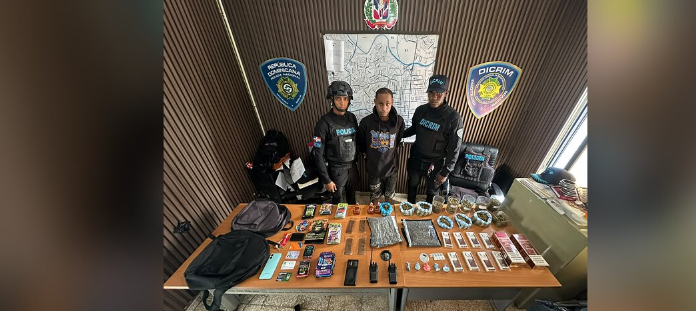 Policía ocupa presuntas drogas y una balanza durante operativo en Cristo Rey; arresta a joven de 25 años