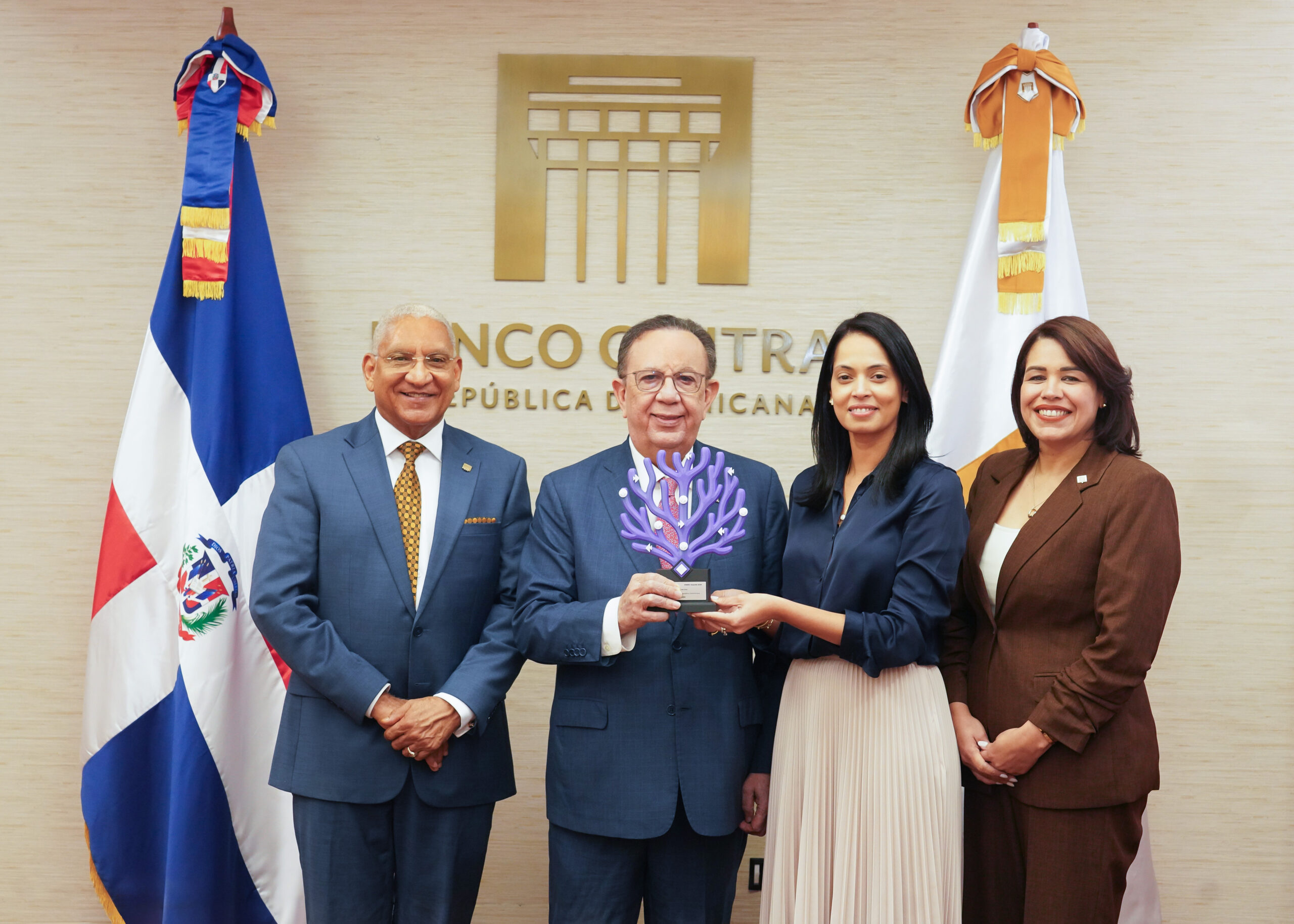 Ervin Novas Bello, Héctor Valdez Albizu, Liselotte Reyes y Lucidania Frías