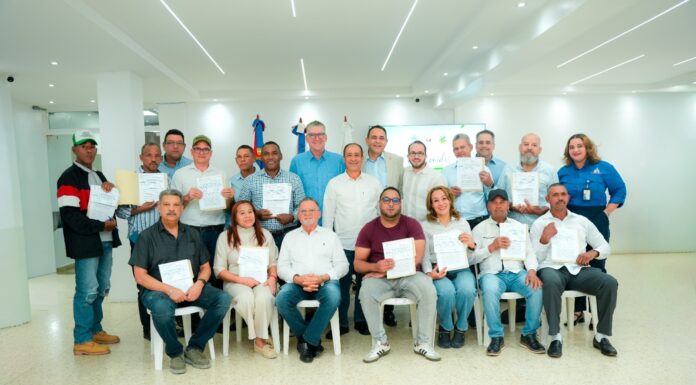Gobierno entrega RD$30 millones en bonos para tecnificar riego a 17 productores de leche
