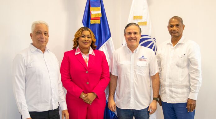 Administradora del Merca Santo Domingo, Mariana Távarez, gestiona con ministro de Vivienda reconstrucción de nave afectada por incendio