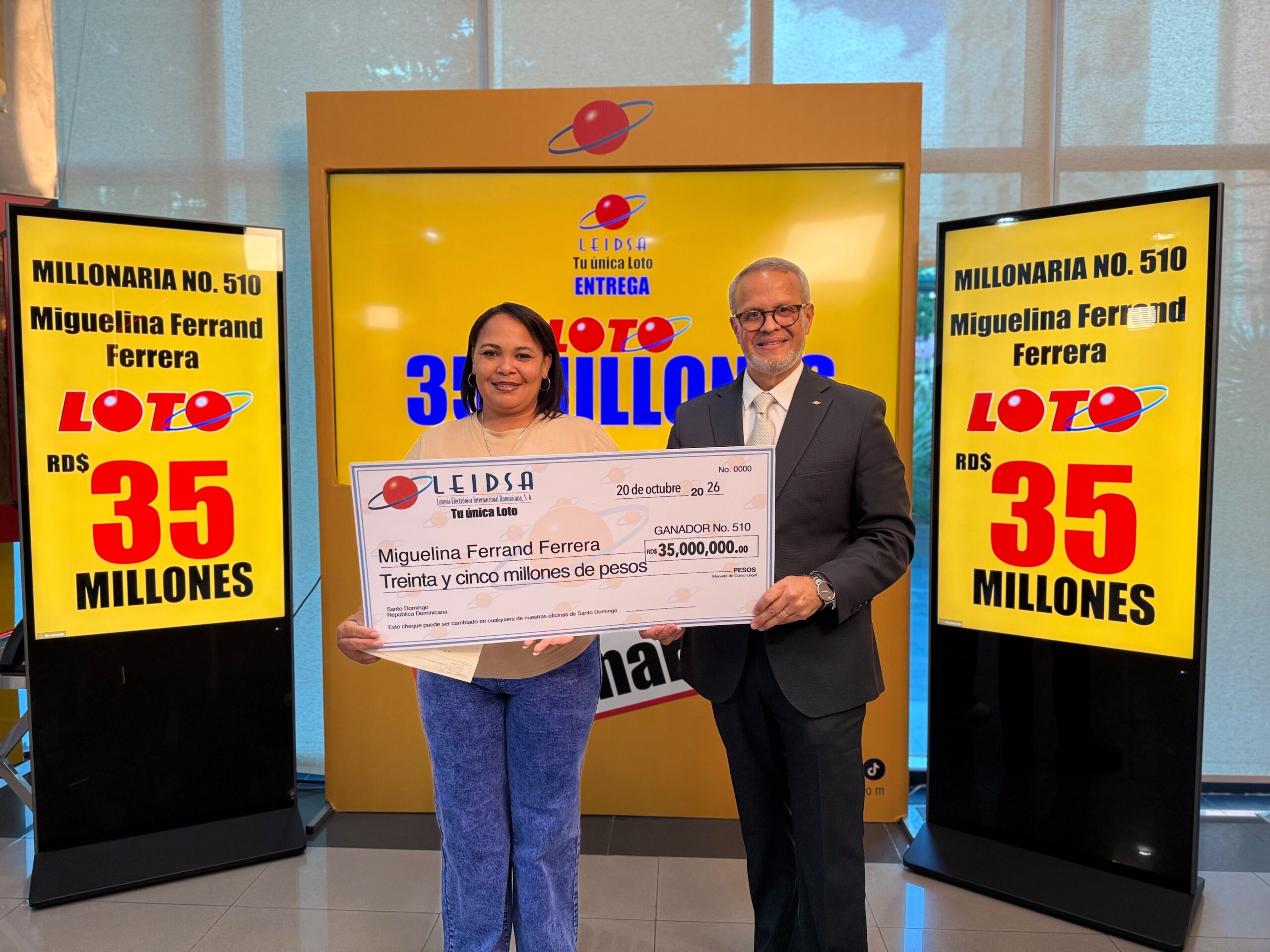 LEIDSA entrega RD$35 millones a empleada privada ganadora del Loto