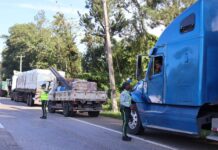 DIGESETT coloca cintas reflectivas a 100 vehículos pesados en La Cumbre para fortalecer la seguridad vial