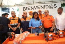 Viceministra Scarlet Benzán entrega utensilios laborales y motocicletas a la Defensa Civil de Santo Domingo Oeste