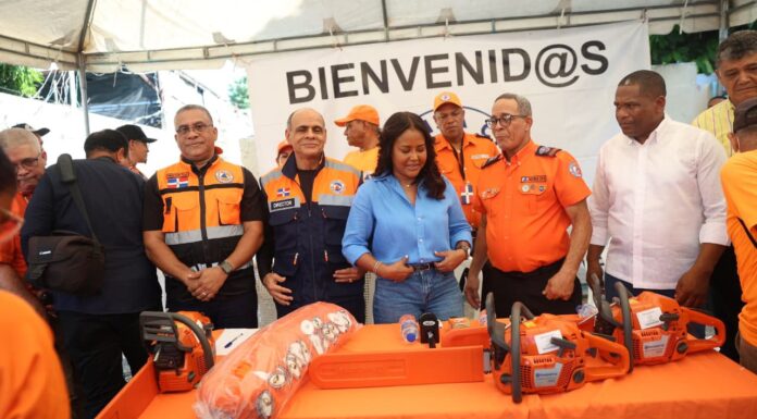Viceministra Scarlet Benzán entrega utensilios laborales y motocicletas a la Defensa Civil de Santo Domingo Oeste