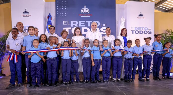 Estudiante destaca oportunidades de aprendizaje que ofrece nueva escuela entregada por el Gobierno en Ciudad Juan Bosch
